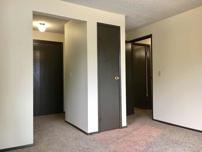 Building Photo - Don't Miss This Beautiful 2 Bed, 1 Bath To...