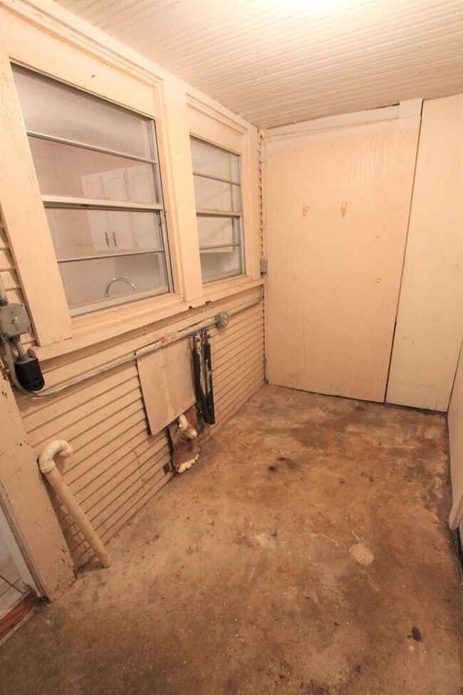 Building Photo - Tour Today! Cozy 2 Bedroom, 1 Bath Duplex ...