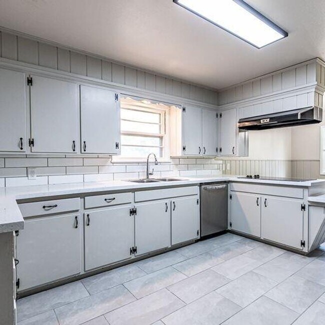 Building Photo - Room to Grow! Spacious, Remodeled 3/2/2 in Great Location!