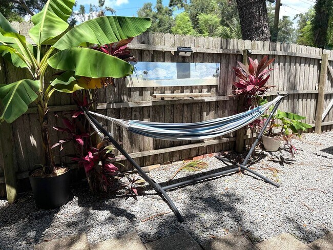 Building Photo - 2 Bedroom 2 Bath Annual Furnished Cottage ...
