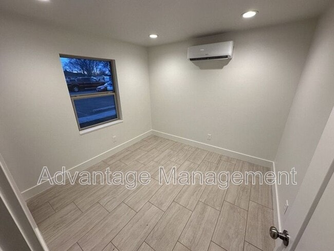 Building Photo - 469 E Elm St