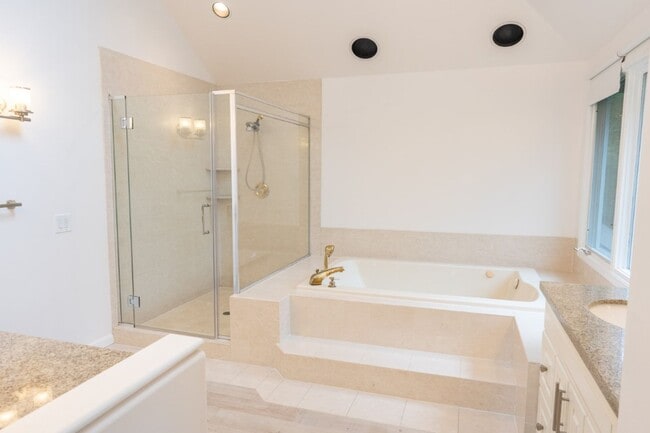 Building Photo - 4bd/3.75ba