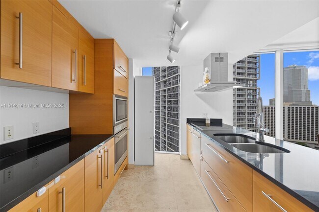 Building Photo - 495 Brickell Ave