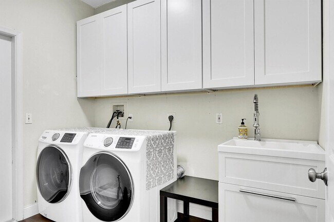 Building Photo - 3354 Greenview Terrace W