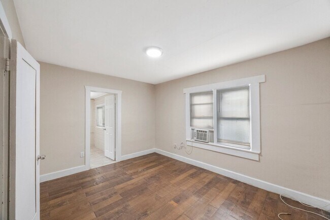 Building Photo - REDUCED  $25 App Fee  3bdrm/1bath home with large yard ** Section 8 OK *** $1795.00**