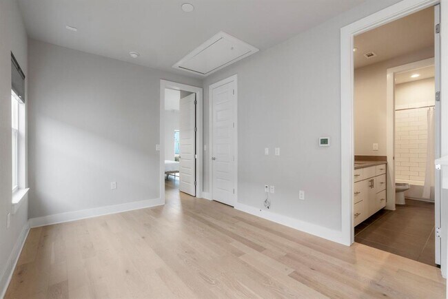 Building Photo - 6008 Florencia Ln