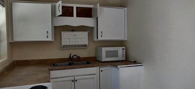 Building Photo - 2 bedroom 1 bath