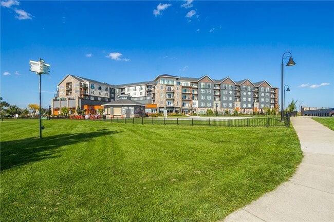 Building Photo - 205 Lakeshore Dr