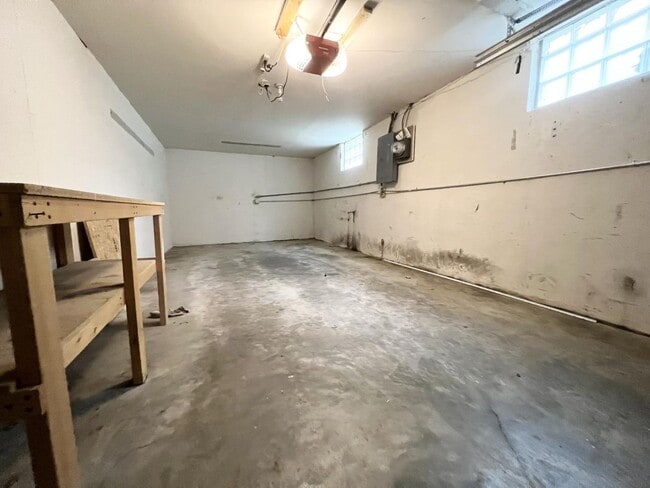 Building Photo - 5020 Chantilly Dr