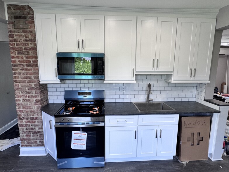 Kitchen - 857 Sherman Ave