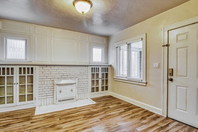 Building Photo - Charming 3-Bed, 1.5-Bath Home with Garage & Modern Comforts - Available NOW!