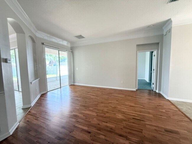 Building Photo - Spacious and well-appointed 4-bedroom, 3.5...