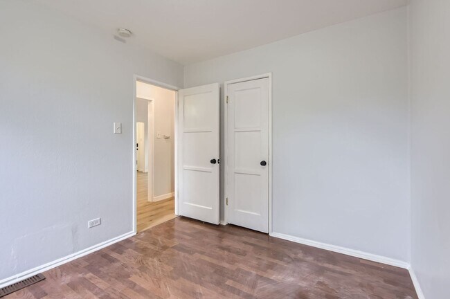 Building Photo - Remodeled 2BD, 1.5BA Chaffee Park Home wit...