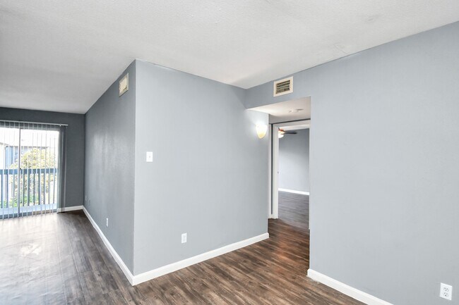 Building Photo - 5959 Bonhomme Rd