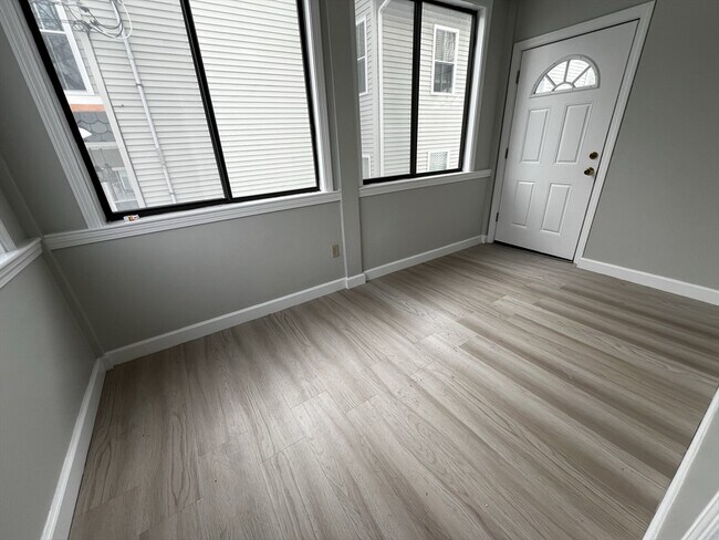 Building Photo - 158 Holland St