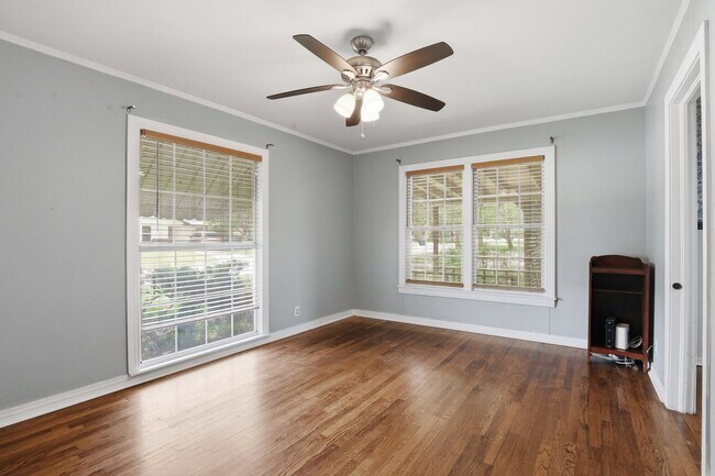 Building Photo - Great in Granbury