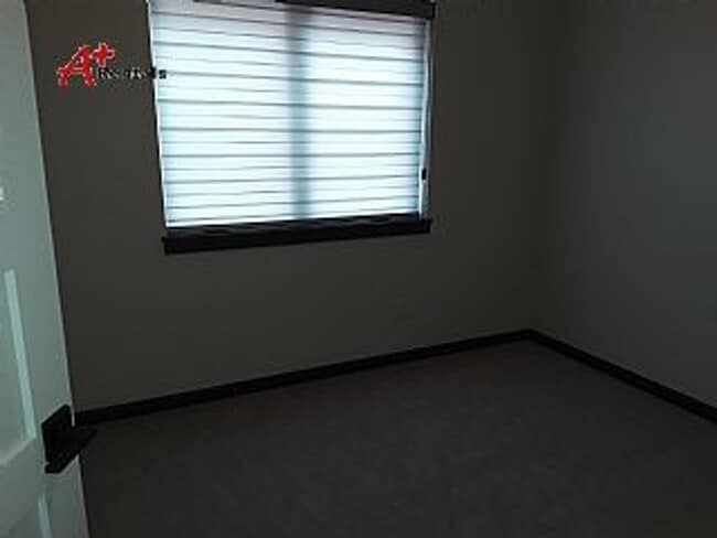 Building Photo - Three bedroom two bathroom Twin home w/ triple garage