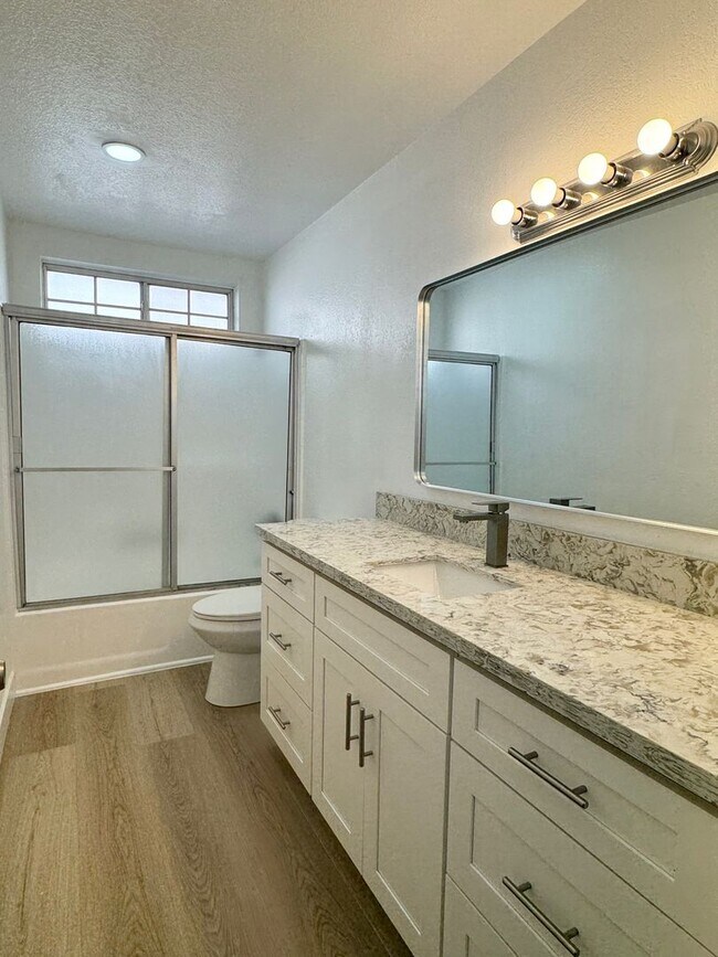 Building Photo - Bright Upstairs 2-Bedroom Apartment in Prime Long Beach Location