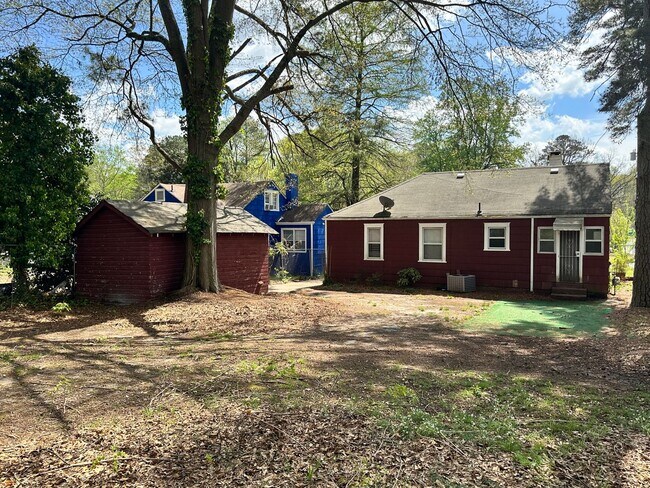 Building Photo - 2 bedroom 1 bath bungalow in the heart of ...