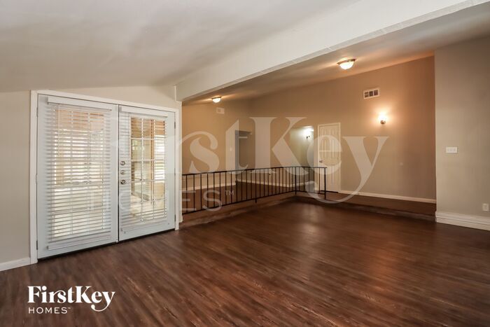 Building Photo - 5111 Karenbeth Dr