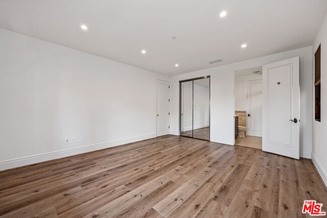 Building Photo - 305 N Palm Dr