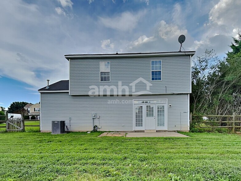 Building Photo - 117 Sawhorse Dr