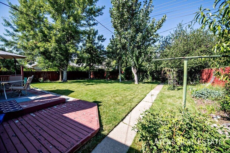 Building Photo - 681 S Holly St