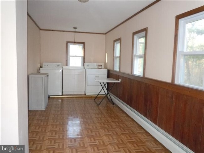 Building Photo - 742 Cherry Ave