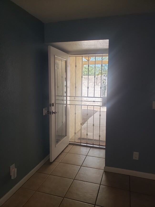 Building Photo - 3560 N Tucson Blvd