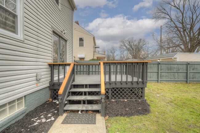 Building Photo - 3855 Grosvenor Rd