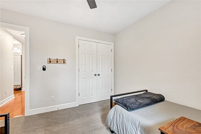 Building Photo - 701 SW Maidstone Ave