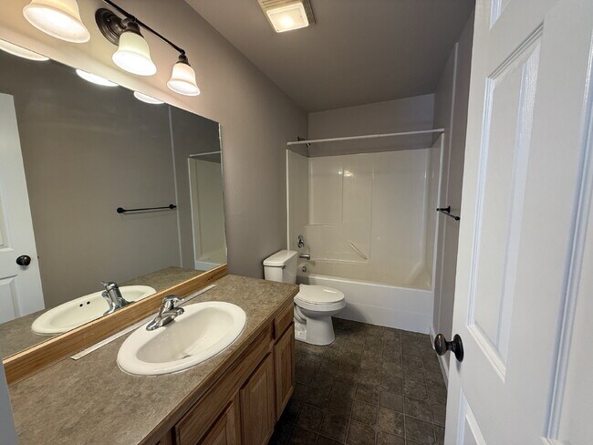 Building Photo - 3 Bed Townhome with awesome fenced yard!