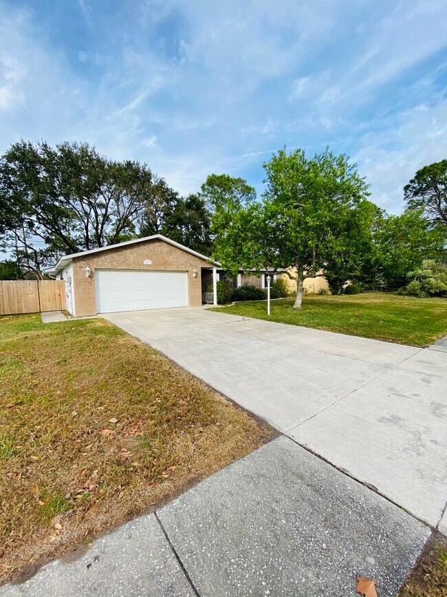 Building Photo - 1417 Dexter Dr N