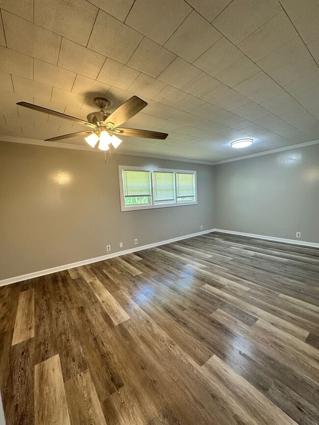 Building Photo - 3 Bed 2 Bath Brick Home with Additional Living Space - Newly Renovated
