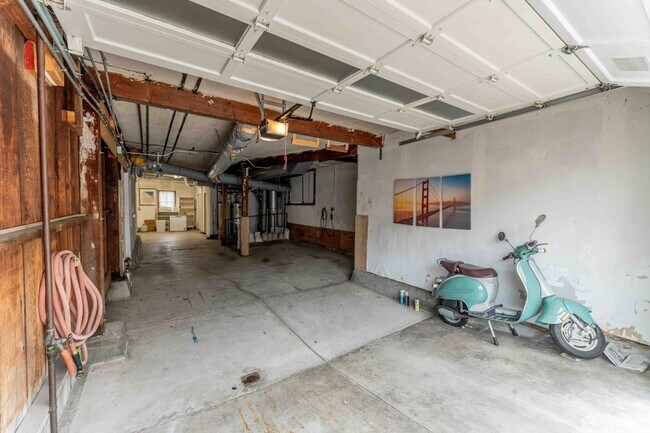 Building Photo - 2124 Bay St