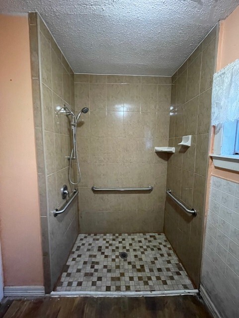 Large Shower - 1143 S Virginia Ave