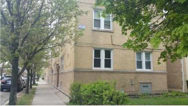 Building Photo - 3318 N Laramie Ave