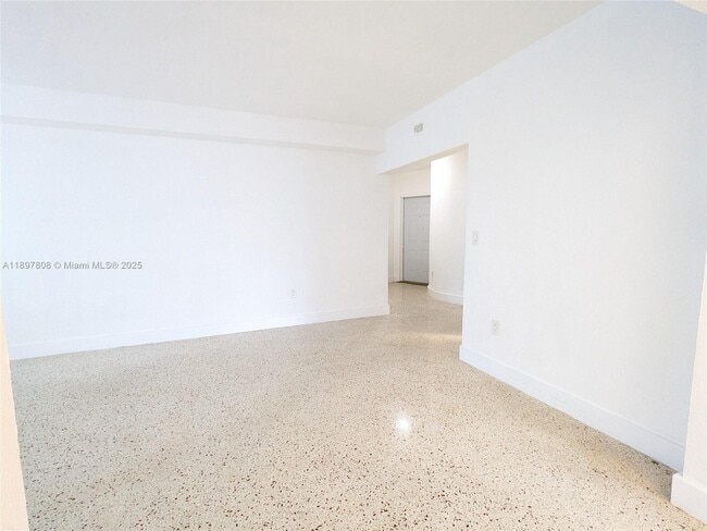 Building Photo - 6930 Rue Vendome