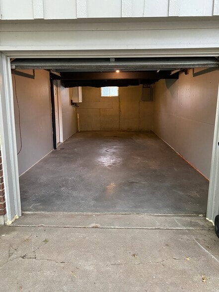Building Photo - 1615 NE White Dr