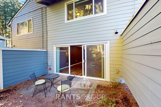 Building Photo - Lovely and spacious townhouse with a 1-car...