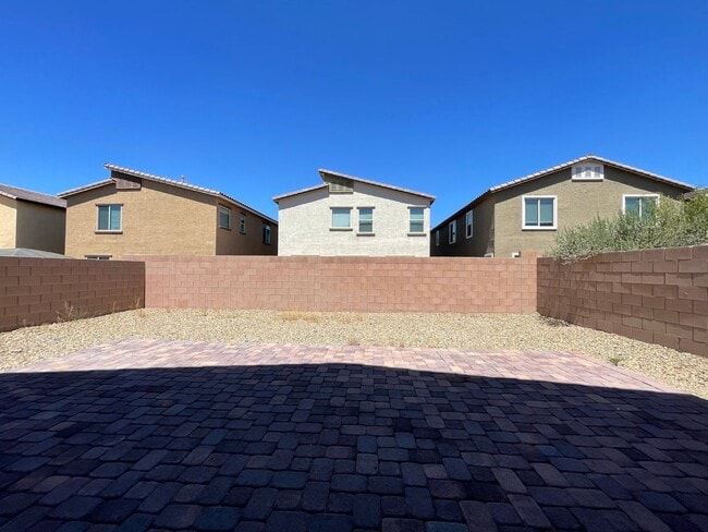 Building Photo - 4 BED 2.5 BATH 2 CAR GARAGE SINGLE FAMILY ...