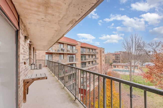 Building Photo - 111 S Baybrook Dr