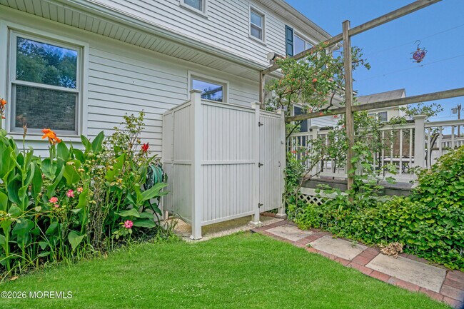 Building Photo - 1209 16th Ave