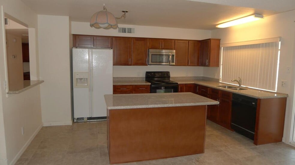 Building Photo - 812 W Watson Dr