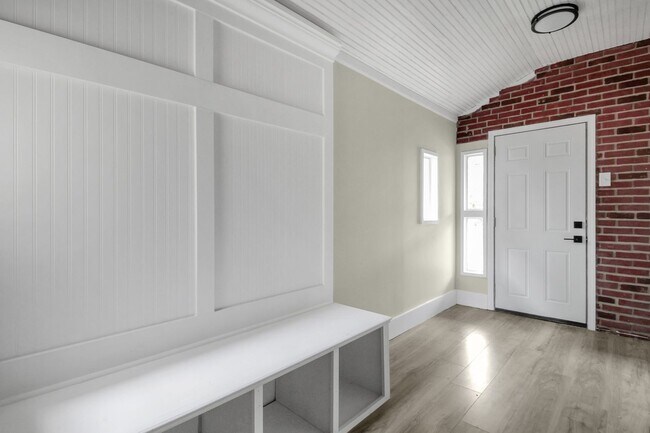 Building Photo - 570 Southwood Ave