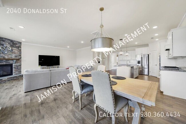 Building Photo - 2040 Donaldson St