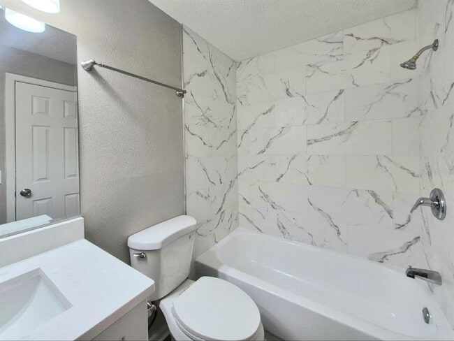 Building Photo - 3141 Bloomingdale Villas Ct