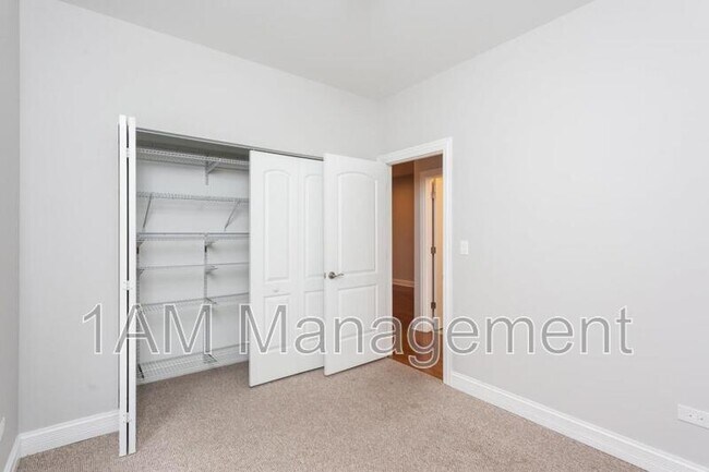 Building Photo - 3242 N Ridgeway Ave