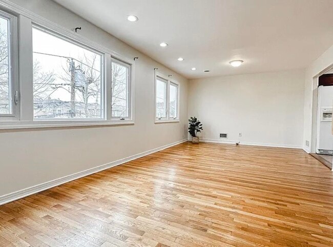 Building Photo - 14 Centre Ln