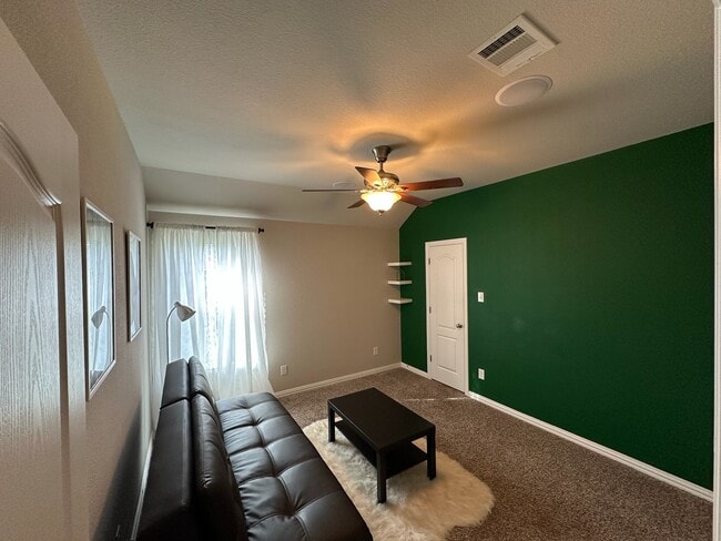 Building Photo - 909 Hartman Dr